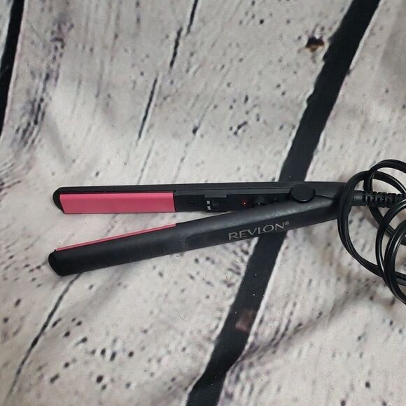 Mini Revlon Hair Straitner - Picture 2 of 2